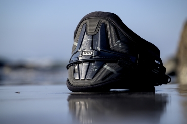 Preview: Produktbild ION Trapez Apex Black/Schwarz 2024 Ansicht schräg vorne auf dem Wasser