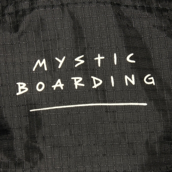 Produktbild Mystic Reversible Cap schwarz Ansicht Detailaufnahme Mystic Boarding Schriftzug