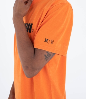 Produktbild Hurley Hawaii SS Tee T-Shirt Totally Orange Ansicht getragen Deteilaufnahme linker Ärmel