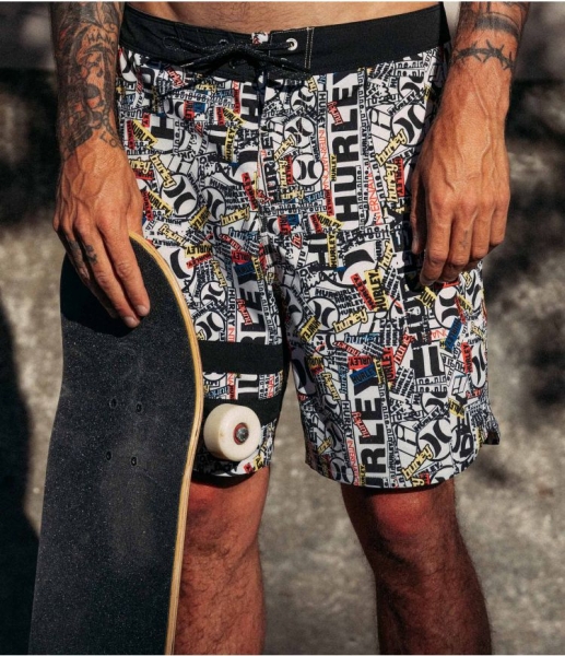 Produktbild Hurley Phantom Eco S1 Block Party 18 Boardshort Ansicht leicht schräg vorne Model hält skateboard in Hand