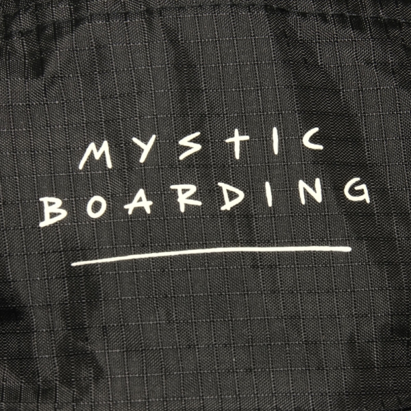 Produktbild Mystic Reversible Cap schwarz Ansicht Detailaufnahme Mystic Boarding Schriftzug