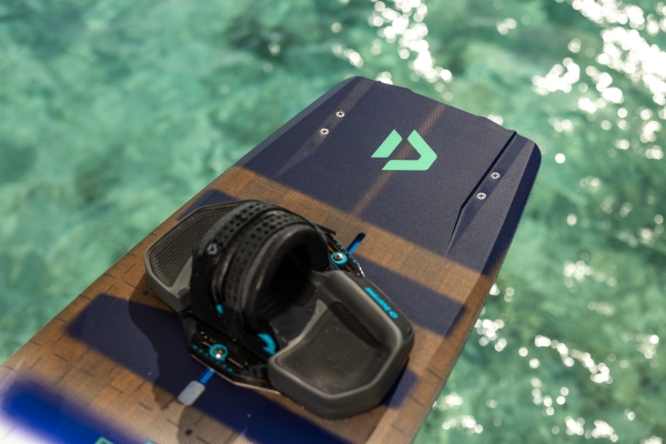 Produktbild Duotone Kitebindung Entity Ergo 2025 Nahaufnahme Kiteboard mit Kitebindung
