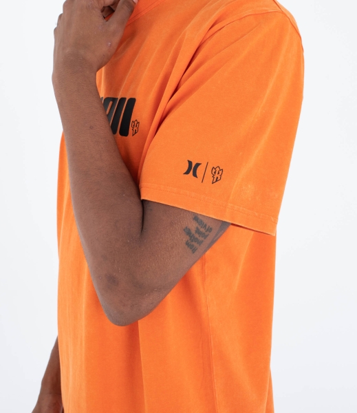 Produktbild Hurley Hawaii SS Tee T-Shirt Totally Orange Ansicht getragen Deteilaufnahme linker Ärmel
